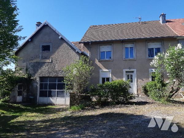 Maison en partie mitoyenne, composée de 8 pièces , dépendances et  attenants
le tout sur 18 a env.