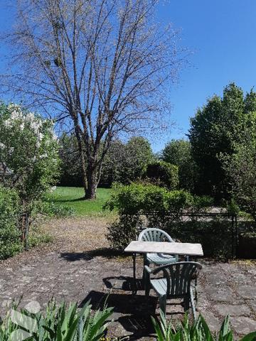 Maison en partie mitoyenne, composée de 8 pièces , dépendances et  attenants
le tout sur 18 a env.