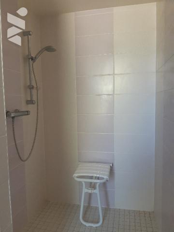Maison en partie mitoyenne, composée de 8 pièces , dépendances et  attenants
le tout sur 18 a env.
