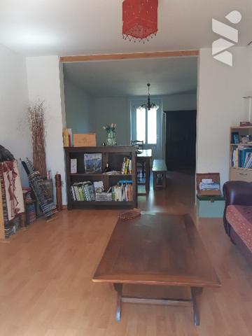 Maison en partie mitoyenne, composée de 8 pièces , dépendances et  attenants
le tout sur 18 a env.