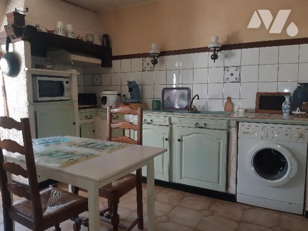 Maison en partie mitoyenne, composée de 8 pièces , dépendances et  attenants
le tout sur 18 a env.