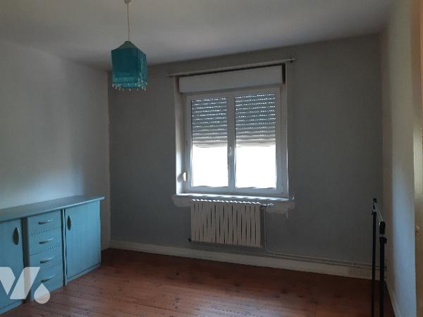 Maison en partie mitoyenne, composée de 8 pièces , dépendances et  attenants
le tout sur 18 a env.