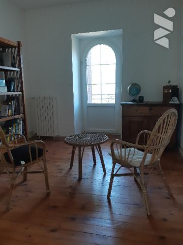 Maison en partie mitoyenne, composée de 8 pièces , dépendances et  attenants
le tout sur 18 a env.