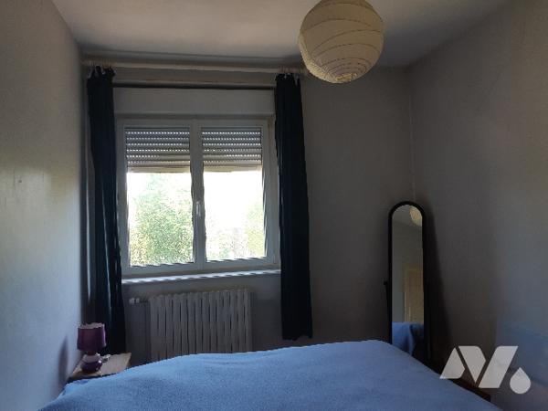 Maison en partie mitoyenne, composée de 8 pièces , dépendances et  attenants
le tout sur 18 a env.