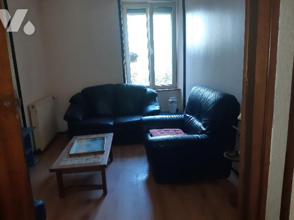 Maison en partie mitoyenne, composée de 8 pièces , dépendances et  attenants
le tout sur 18 a env.