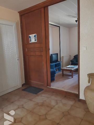 Maison en partie mitoyenne, composée de 8 pièces , dépendances et  attenants
le tout sur 18 a env.