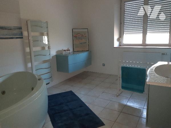 Maison en partie mitoyenne, composée de 8 pièces , dépendances et  attenants
le tout sur 18 a env.