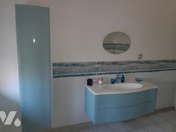 Maison en partie mitoyenne, composée de 8 pièces , dépendances et  attenants
le tout sur 18 a env.