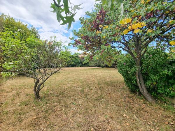 VILLA PLAIN PIED AVEC JARDIN ARBORE IDEAL POUR LES AMOUREUX DE LA NATURE