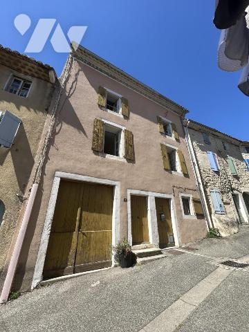 Rochemaure , maison de village avec garage, cave.