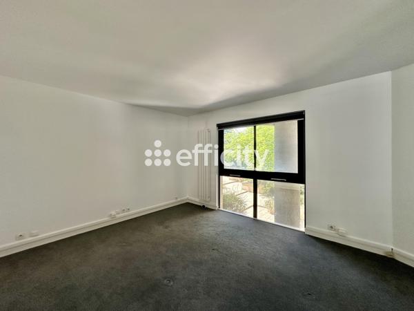 Local Commercial
         3 pièces
        - 88 m² 501 975 € *
