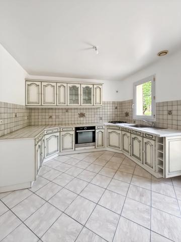 Aux portes du Mans, pavillon sur sous-sol de 100 m² avec 3 chambres sur terrain de 2 226 m²