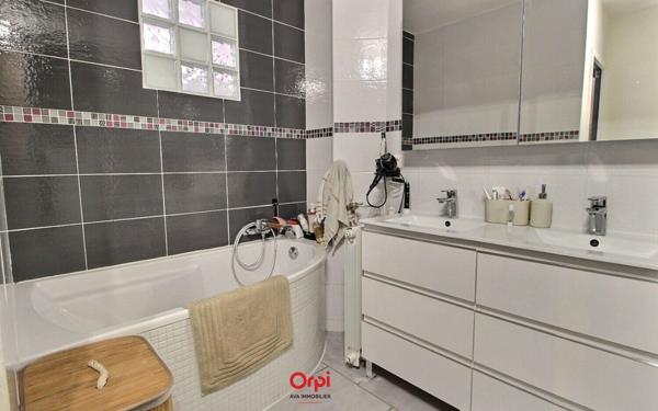 Appartement à vendre    4 pièces • 78,03 m2 Marseille 10