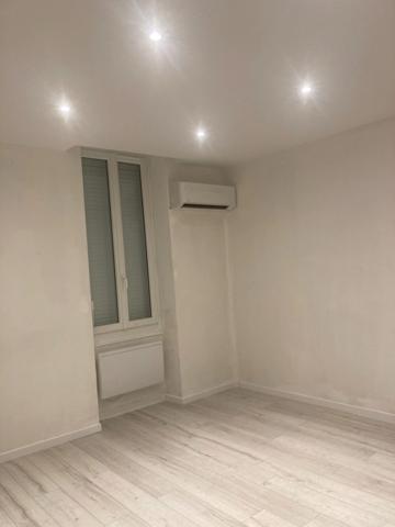 Local/bureau à vendre ALES (30) local professionnel entierement renové bureau / cabinet médical ou para-médicale 86m² environ au RDC