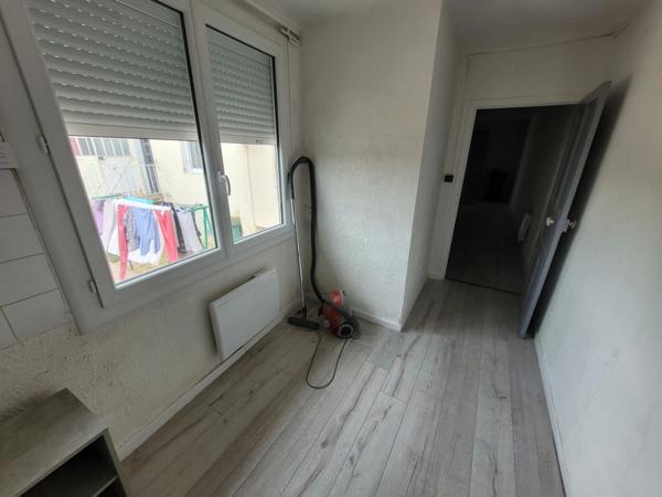 Local/bureau à vendre ALES (30) local professionnel entierement renové bureau / cabinet médical ou para-médicale 86m² environ au RDC