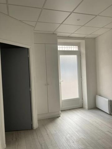 Local/bureau à vendre ALES (30) local professionnel entierement renové bureau / cabinet médical ou para-médicale 86m² environ au RDC