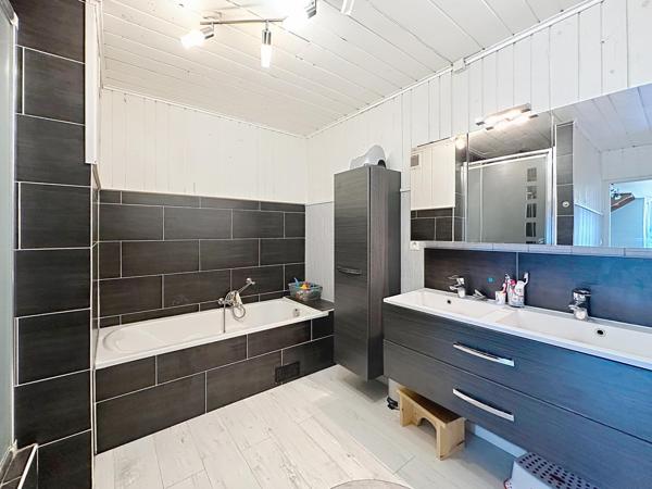 Maison - 7 pièces - 227m²