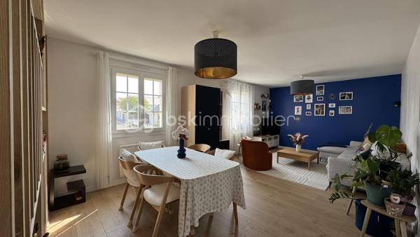 VERTOU/BEAUTOUR, côté Bourdonnières : Maison d’env. 115m² habitables, au calme, au sein d’un quartier pavillonnaire, à proximité de toutes commodités (écoles primaires, collèges, lycées), transports (busway 4 Bourdonnières et Joliverie à 8/10mn à pied, bus 30, 42, 172). Promenades sur les bords de Sèvre à 15mn à pied.

Cette maison à étage comprend :

Au rez-de-chaussée : 
_Une vaste entrée avec un grand placard [12,37m²]
_Une grande chambre équipée d’un placard et d’une salle d’eau [14,64m²]
_Des toilettes séparées [1,08m²]
_Une cuisine d’été avec un coin buanderie [7,51m²]

A l’étage : Vous entrerez dans un espace traversant et très lumineux, avec un salon-séjour d’environ 30m², et une cuisine entièrement aménagée et équipée semi-ouverte sur la pièce à vivre. Vous accéderez par un couloir desservant les 3 chambres dont une équipée d’un grand placard (env 10m², 11m² et 13,5m²), la salle de bain et les toilettes.
Un 1er étage très accueillant avec une belle luminosité tout au long de la journée.

En annexe et attenant à la maison, vous bénéficieriez d’un très grand garage d’env. 55m², surface très intéressante pour un artisan indépendant ayant besoin d’une surface de stockage ou avoir son atelier (plus de photos disponibles sur demande). Les extérieurs ont été conçus afin de pouvoir garer une camionnette (ou petit camion de chantier) sur la parcelle, équipé d'un portail motorisé avec son ouverture de 6,50m. L’emplacement peut également correspondre à un camping-car.

Cette maison est édifiée sur une parcelle de 500m², exposée sud ouest et entièrement clôturée, avec une très grande terrasse de 60m², équipée de nombreux branchements et éclairages, un bel espace jardin, et enfin, un abri de jardin de 10m².

De nombreux travaux ont été réalisés ces dernières années avec un rafraîchissement total, sols et murs sur l'ensemble de la maison, nouvelle cuisine et nouvelle salle de bain. Au rez-de-chaussée, création d'une cuisine d'été et optimisation de la chambre en créant une salle d'eau. Côté extérieur, l'ensemble des espaces ont été repris ou créés pour plus de praticité et de confort au quotidien.

Une maison sans aucuns travaux à prévoir, avec un DPE C, aux portes de Nantes, n’hésitez plus !