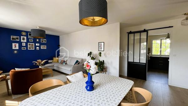 VERTOU/BEAUTOUR, côté Bourdonnières : Maison d’env. 115m² habitables, au calme, au sein d’un quartier pavillonnaire, à proximité de toutes commodités (écoles primaires, collèges, lycées), transports (busway 4 Bourdonnières et Joliverie à 8/10mn à pied, bus 30, 42, 172). Promenades sur les bords de Sèvre à 15mn à pied.

Cette maison à étage comprend :

Au rez-de-chaussée : 
_Une vaste entrée avec un grand placard [12,37m²]
_Une grande chambre équipée d’un placard et d’une salle d’eau [14,64m²]
_Des toilettes séparées [1,08m²]
_Une cuisine d’été avec un coin buanderie [7,51m²]

A l’étage : Vous entrerez dans un espace traversant et très lumineux, avec un salon-séjour d’environ 30m², et une cuisine entièrement aménagée et équipée semi-ouverte sur la pièce à vivre. Vous accéderez par un couloir desservant les 3 chambres dont une équipée d’un grand placard (env 10m², 11m² et 13,5m²), la salle de bain et les toilettes.
Un 1er étage très accueillant avec une belle luminosité tout au long de la journée.

En annexe et attenant à la maison, vous bénéficieriez d’un très grand garage d’env. 55m², surface très intéressante pour un artisan indépendant ayant besoin d’une surface de stockage ou avoir son atelier (plus de photos disponibles sur demande). Les extérieurs ont été conçus afin de pouvoir garer une camionnette (ou petit camion de chantier) sur la parcelle, équipé d'un portail motorisé avec son ouverture de 6,50m. L’emplacement peut également correspondre à un camping-car.

Cette maison est édifiée sur une parcelle de 500m², exposée sud ouest et entièrement clôturée, avec une très grande terrasse de 60m², équipée de nombreux branchements et éclairages, un bel espace jardin, et enfin, un abri de jardin de 10m².

De nombreux travaux ont été réalisés ces dernières années avec un rafraîchissement total, sols et murs sur l'ensemble de la maison, nouvelle cuisine et nouvelle salle de bain. Au rez-de-chaussée, création d'une cuisine d'été et optimisation de la chambre en créant une salle d'eau. Côté extérieur, l'ensemble des espaces ont été repris ou créés pour plus de praticité et de confort au quotidien.

Une maison sans aucuns travaux à prévoir, avec un DPE C, aux portes de Nantes, n’hésitez plus !