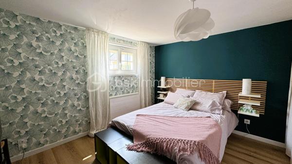 VERTOU/BEAUTOUR, côté Bourdonnières : Maison d’env. 115m² habitables, au calme, au sein d’un quartier pavillonnaire, à proximité de toutes commodités (écoles primaires, collèges, lycées), transports (busway 4 Bourdonnières et Joliverie à 8/10mn à pied, bus 30, 42, 172). Promenades sur les bords de Sèvre à 15mn à pied.

Cette maison à étage comprend :

Au rez-de-chaussée : 
_Une vaste entrée avec un grand placard [12,37m²]
_Une grande chambre équipée d’un placard et d’une salle d’eau [14,64m²]
_Des toilettes séparées [1,08m²]
_Une cuisine d’été avec un coin buanderie [7,51m²]

A l’étage : Vous entrerez dans un espace traversant et très lumineux, avec un salon-séjour d’environ 30m², et une cuisine entièrement aménagée et équipée semi-ouverte sur la pièce à vivre. Vous accéderez par un couloir desservant les 3 chambres dont une équipée d’un grand placard (env 10m², 11m² et 13,5m²), la salle de bain et les toilettes.
Un 1er étage très accueillant avec une belle luminosité tout au long de la journée.

En annexe et attenant à la maison, vous bénéficieriez d’un très grand garage d’env. 55m², surface très intéressante pour un artisan indépendant ayant besoin d’une surface de stockage ou avoir son atelier (plus de photos disponibles sur demande). Les extérieurs ont été conçus afin de pouvoir garer une camionnette (ou petit camion de chantier) sur la parcelle, équipé d'un portail motorisé avec son ouverture de 6,50m. L’emplacement peut également correspondre à un camping-car.

Cette maison est édifiée sur une parcelle de 500m², exposée sud ouest et entièrement clôturée, avec une très grande terrasse de 60m², équipée de nombreux branchements et éclairages, un bel espace jardin, et enfin, un abri de jardin de 10m².

De nombreux travaux ont été réalisés ces dernières années avec un rafraîchissement total, sols et murs sur l'ensemble de la maison, nouvelle cuisine et nouvelle salle de bain. Au rez-de-chaussée, création d'une cuisine d'été et optimisation de la chambre en créant une salle d'eau. Côté extérieur, l'ensemble des espaces ont été repris ou créés pour plus de praticité et de confort au quotidien.

Une maison sans aucuns travaux à prévoir, avec un DPE C, aux portes de Nantes, n’hésitez plus !