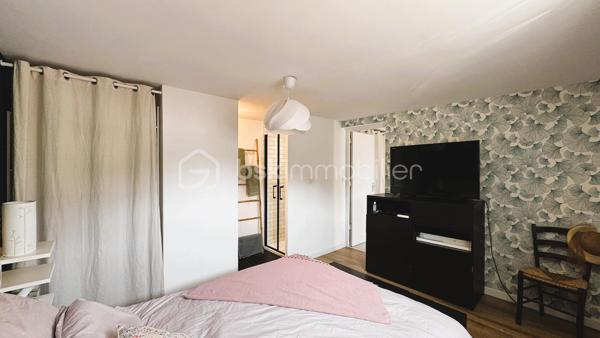 VERTOU/BEAUTOUR, côté Bourdonnières : Maison d’env. 115m² habitables, au calme, au sein d’un quartier pavillonnaire, à proximité de toutes commodités (écoles primaires, collèges, lycées), transports (busway 4 Bourdonnières et Joliverie à 8/10mn à pied, bus 30, 42, 172). Promenades sur les bords de Sèvre à 15mn à pied.

Cette maison à étage comprend :

Au rez-de-chaussée : 
_Une vaste entrée avec un grand placard [12,37m²]
_Une grande chambre équipée d’un placard et d’une salle d’eau [14,64m²]
_Des toilettes séparées [1,08m²]
_Une cuisine d’été avec un coin buanderie [7,51m²]

A l’étage : Vous entrerez dans un espace traversant et très lumineux, avec un salon-séjour d’environ 30m², et une cuisine entièrement aménagée et équipée semi-ouverte sur la pièce à vivre. Vous accéderez par un couloir desservant les 3 chambres dont une équipée d’un grand placard (env 10m², 11m² et 13,5m²), la salle de bain et les toilettes.
Un 1er étage très accueillant avec une belle luminosité tout au long de la journée.

En annexe et attenant à la maison, vous bénéficieriez d’un très grand garage d’env. 55m², surface très intéressante pour un artisan indépendant ayant besoin d’une surface de stockage ou avoir son atelier (plus de photos disponibles sur demande). Les extérieurs ont été conçus afin de pouvoir garer une camionnette (ou petit camion de chantier) sur la parcelle, équipé d'un portail motorisé avec son ouverture de 6,50m. L’emplacement peut également correspondre à un camping-car.

Cette maison est édifiée sur une parcelle de 500m², exposée sud ouest et entièrement clôturée, avec une très grande terrasse de 60m², équipée de nombreux branchements et éclairages, un bel espace jardin, et enfin, un abri de jardin de 10m².

De nombreux travaux ont été réalisés ces dernières années avec un rafraîchissement total, sols et murs sur l'ensemble de la maison, nouvelle cuisine et nouvelle salle de bain. Au rez-de-chaussée, création d'une cuisine d'été et optimisation de la chambre en créant une salle d'eau. Côté extérieur, l'ensemble des espaces ont été repris ou créés pour plus de praticité et de confort au quotidien.

Une maison sans aucuns travaux à prévoir, avec un DPE C, aux portes de Nantes, n’hésitez plus !