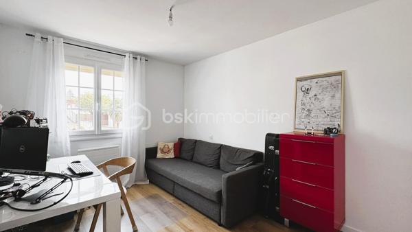 VERTOU/BEAUTOUR, côté Bourdonnières : Maison d’env. 115m² habitables, au calme, au sein d’un quartier pavillonnaire, à proximité de toutes commodités (écoles primaires, collèges, lycées), transports (busway 4 Bourdonnières et Joliverie à 8/10mn à pied, bus 30, 42, 172). Promenades sur les bords de Sèvre à 15mn à pied.

Cette maison à étage comprend :

Au rez-de-chaussée : 
_Une vaste entrée avec un grand placard [12,37m²]
_Une grande chambre équipée d’un placard et d’une salle d’eau [14,64m²]
_Des toilettes séparées [1,08m²]
_Une cuisine d’été avec un coin buanderie [7,51m²]

A l’étage : Vous entrerez dans un espace traversant et très lumineux, avec un salon-séjour d’environ 30m², et une cuisine entièrement aménagée et équipée semi-ouverte sur la pièce à vivre. Vous accéderez par un couloir desservant les 3 chambres dont une équipée d’un grand placard (env 10m², 11m² et 13,5m²), la salle de bain et les toilettes.
Un 1er étage très accueillant avec une belle luminosité tout au long de la journée.

En annexe et attenant à la maison, vous bénéficieriez d’un très grand garage d’env. 55m², surface très intéressante pour un artisan indépendant ayant besoin d’une surface de stockage ou avoir son atelier (plus de photos disponibles sur demande). Les extérieurs ont été conçus afin de pouvoir garer une camionnette (ou petit camion de chantier) sur la parcelle, équipé d'un portail motorisé avec son ouverture de 6,50m. L’emplacement peut également correspondre à un camping-car.

Cette maison est édifiée sur une parcelle de 500m², exposée sud ouest et entièrement clôturée, avec une très grande terrasse de 60m², équipée de nombreux branchements et éclairages, un bel espace jardin, et enfin, un abri de jardin de 10m².

De nombreux travaux ont été réalisés ces dernières années avec un rafraîchissement total, sols et murs sur l'ensemble de la maison, nouvelle cuisine et nouvelle salle de bain. Au rez-de-chaussée, création d'une cuisine d'été et optimisation de la chambre en créant une salle d'eau. Côté extérieur, l'ensemble des espaces ont été repris ou créés pour plus de praticité et de confort au quotidien.

Une maison sans aucuns travaux à prévoir, avec un DPE C, aux portes de Nantes, n’hésitez plus !
