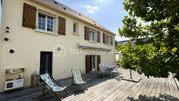 VERTOU/BEAUTOUR, côté Bourdonnières : Maison d’env. 115m² habitables, au calme, au sein d’un quartier pavillonnaire, à proximité de toutes commodités (écoles primaires, collèges, lycées), transports (busway 4 Bourdonnières et Joliverie à 8/10mn à pied, bus 30, 42, 172). Promenades sur les bords de Sèvre à 15mn à pied.

Cette maison à étage comprend :

Au rez-de-chaussée : 
_Une vaste entrée avec un grand placard [12,37m²]
_Une grande chambre équipée d’un placard et d’une salle d’eau [14,64m²]
_Des toilettes séparées [1,08m²]
_Une cuisine d’été avec un coin buanderie [7,51m²]

A l’étage : Vous entrerez dans un espace traversant et très lumineux, avec un salon-séjour d’environ 30m², et une cuisine entièrement aménagée et équipée semi-ouverte sur la pièce à vivre. Vous accéderez par un couloir desservant les 3 chambres dont une équipée d’un grand placard (env 10m², 11m² et 13,5m²), la salle de bain et les toilettes.
Un 1er étage très accueillant avec une belle luminosité tout au long de la journée.

En annexe et attenant à la maison, vous bénéficieriez d’un très grand garage d’env. 55m², surface très intéressante pour un artisan indépendant ayant besoin d’une surface de stockage ou avoir son atelier (plus de photos disponibles sur demande). Les extérieurs ont été conçus afin de pouvoir garer une camionnette (ou petit camion de chantier) sur la parcelle, équipé d'un portail motorisé avec son ouverture de 6,50m. L’emplacement peut également correspondre à un camping-car.

Cette maison est édifiée sur une parcelle de 500m², exposée sud ouest et entièrement clôturée, avec une très grande terrasse de 60m², équipée de nombreux branchements et éclairages, un bel espace jardin, et enfin, un abri de jardin de 10m².

De nombreux travaux ont été réalisés ces dernières années avec un rafraîchissement total, sols et murs sur l'ensemble de la maison, nouvelle cuisine et nouvelle salle de bain. Au rez-de-chaussée, création d'une cuisine d'été et optimisation de la chambre en créant une salle d'eau. Côté extérieur, l'ensemble des espaces ont été repris ou créés pour plus de praticité et de confort au quotidien.

Une maison sans aucuns travaux à prévoir, avec un DPE C, aux portes de Nantes, n’hésitez plus !