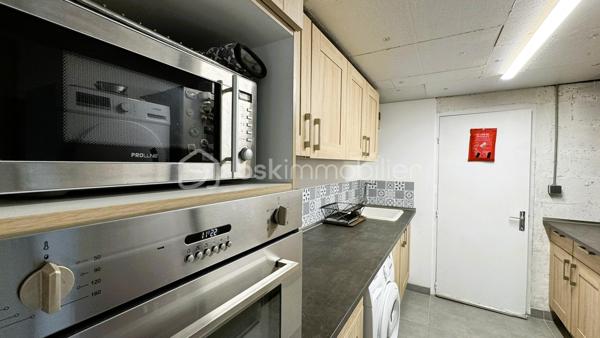 VERTOU/BEAUTOUR, côté Bourdonnières : Maison d’env. 115m² habitables, au calme, au sein d’un quartier pavillonnaire, à proximité de toutes commodités (écoles primaires, collèges, lycées), transports (busway 4 Bourdonnières et Joliverie à 8/10mn à pied, bus 30, 42, 172). Promenades sur les bords de Sèvre à 15mn à pied.

Cette maison à étage comprend :

Au rez-de-chaussée : 
_Une vaste entrée avec un grand placard [12,37m²]
_Une grande chambre équipée d’un placard et d’une salle d’eau [14,64m²]
_Des toilettes séparées [1,08m²]
_Une cuisine d’été avec un coin buanderie [7,51m²]

A l’étage : Vous entrerez dans un espace traversant et très lumineux, avec un salon-séjour d’environ 30m², et une cuisine entièrement aménagée et équipée semi-ouverte sur la pièce à vivre. Vous accéderez par un couloir desservant les 3 chambres dont une équipée d’un grand placard (env 10m², 11m² et 13,5m²), la salle de bain et les toilettes.
Un 1er étage très accueillant avec une belle luminosité tout au long de la journée.

En annexe et attenant à la maison, vous bénéficieriez d’un très grand garage d’env. 55m², surface très intéressante pour un artisan indépendant ayant besoin d’une surface de stockage ou avoir son atelier (plus de photos disponibles sur demande). Les extérieurs ont été conçus afin de pouvoir garer une camionnette (ou petit camion de chantier) sur la parcelle, équipé d'un portail motorisé avec son ouverture de 6,50m. L’emplacement peut également correspondre à un camping-car.

Cette maison est édifiée sur une parcelle de 500m², exposée sud ouest et entièrement clôturée, avec une très grande terrasse de 60m², équipée de nombreux branchements et éclairages, un bel espace jardin, et enfin, un abri de jardin de 10m².

De nombreux travaux ont été réalisés ces dernières années avec un rafraîchissement total, sols et murs sur l'ensemble de la maison, nouvelle cuisine et nouvelle salle de bain. Au rez-de-chaussée, création d'une cuisine d'été et optimisation de la chambre en créant une salle d'eau. Côté extérieur, l'ensemble des espaces ont été repris ou créés pour plus de praticité et de confort au quotidien.

Une maison sans aucuns travaux à prévoir, avec un DPE C, aux portes de Nantes, n’hésitez plus !