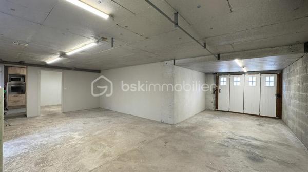 VERTOU/BEAUTOUR, côté Bourdonnières : Maison d’env. 115m² habitables, au calme, au sein d’un quartier pavillonnaire, à proximité de toutes commodités (écoles primaires, collèges, lycées), transports (busway 4 Bourdonnières et Joliverie à 8/10mn à pied, bus 30, 42, 172). Promenades sur les bords de Sèvre à 15mn à pied.

Cette maison à étage comprend :

Au rez-de-chaussée : 
_Une vaste entrée avec un grand placard [12,37m²]
_Une grande chambre équipée d’un placard et d’une salle d’eau [14,64m²]
_Des toilettes séparées [1,08m²]
_Une cuisine d’été avec un coin buanderie [7,51m²]

A l’étage : Vous entrerez dans un espace traversant et très lumineux, avec un salon-séjour d’environ 30m², et une cuisine entièrement aménagée et équipée semi-ouverte sur la pièce à vivre. Vous accéderez par un couloir desservant les 3 chambres dont une équipée d’un grand placard (env 10m², 11m² et 13,5m²), la salle de bain et les toilettes.
Un 1er étage très accueillant avec une belle luminosité tout au long de la journée.

En annexe et attenant à la maison, vous bénéficieriez d’un très grand garage d’env. 55m², surface très intéressante pour un artisan indépendant ayant besoin d’une surface de stockage ou avoir son atelier (plus de photos disponibles sur demande). Les extérieurs ont été conçus afin de pouvoir garer une camionnette (ou petit camion de chantier) sur la parcelle, équipé d'un portail motorisé avec son ouverture de 6,50m. L’emplacement peut également correspondre à un camping-car.

Cette maison est édifiée sur une parcelle de 500m², exposée sud ouest et entièrement clôturée, avec une très grande terrasse de 60m², équipée de nombreux branchements et éclairages, un bel espace jardin, et enfin, un abri de jardin de 10m².

De nombreux travaux ont été réalisés ces dernières années avec un rafraîchissement total, sols et murs sur l'ensemble de la maison, nouvelle cuisine et nouvelle salle de bain. Au rez-de-chaussée, création d'une cuisine d'été et optimisation de la chambre en créant une salle d'eau. Côté extérieur, l'ensemble des espaces ont été repris ou créés pour plus de praticité et de confort au quotidien.

Une maison sans aucuns travaux à prévoir, avec un DPE C, aux portes de Nantes, n’hésitez plus !