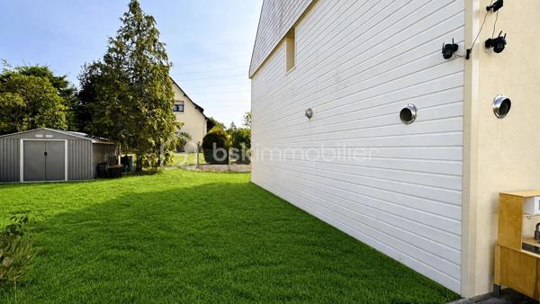 VERTOU/BEAUTOUR, côté Bourdonnières : Maison d’env. 115m² habitables, au calme, au sein d’un quartier pavillonnaire, à proximité de toutes commodités (écoles primaires, collèges, lycées), transports (busway 4 Bourdonnières et Joliverie à 8/10mn à pied, bus 30, 42, 172). Promenades sur les bords de Sèvre à 15mn à pied.

Cette maison à étage comprend :

Au rez-de-chaussée : 
_Une vaste entrée avec un grand placard [12,37m²]
_Une grande chambre équipée d’un placard et d’une salle d’eau [14,64m²]
_Des toilettes séparées [1,08m²]
_Une cuisine d’été avec un coin buanderie [7,51m²]

A l’étage : Vous entrerez dans un espace traversant et très lumineux, avec un salon-séjour d’environ 30m², et une cuisine entièrement aménagée et équipée semi-ouverte sur la pièce à vivre. Vous accéderez par un couloir desservant les 3 chambres dont une équipée d’un grand placard (env 10m², 11m² et 13,5m²), la salle de bain et les toilettes.
Un 1er étage très accueillant avec une belle luminosité tout au long de la journée.

En annexe et attenant à la maison, vous bénéficieriez d’un très grand garage d’env. 55m², surface très intéressante pour un artisan indépendant ayant besoin d’une surface de stockage ou avoir son atelier (plus de photos disponibles sur demande). Les extérieurs ont été conçus afin de pouvoir garer une camionnette (ou petit camion de chantier) sur la parcelle, équipé d'un portail motorisé avec son ouverture de 6,50m. L’emplacement peut également correspondre à un camping-car.

Cette maison est édifiée sur une parcelle de 500m², exposée sud ouest et entièrement clôturée, avec une très grande terrasse de 60m², équipée de nombreux branchements et éclairages, un bel espace jardin, et enfin, un abri de jardin de 10m².

De nombreux travaux ont été réalisés ces dernières années avec un rafraîchissement total, sols et murs sur l'ensemble de la maison, nouvelle cuisine et nouvelle salle de bain. Au rez-de-chaussée, création d'une cuisine d'été et optimisation de la chambre en créant une salle d'eau. Côté extérieur, l'ensemble des espaces ont été repris ou créés pour plus de praticité et de confort au quotidien.

Une maison sans aucuns travaux à prévoir, avec un DPE C, aux portes de Nantes, n’hésitez plus !