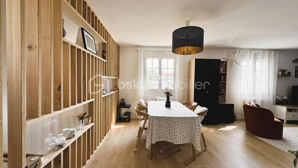 VERTOU/BEAUTOUR, côté Bourdonnières : Maison d’env. 115m² habitables, au calme, au sein d’un quartier pavillonnaire, à proximité de toutes commodités (écoles primaires, collèges, lycées), transports (busway 4 Bourdonnières et Joliverie à 8/10mn à pied, bus 30, 42, 172). Promenades sur les bords de Sèvre à 15mn à pied.

Cette maison à étage comprend :

Au rez-de-chaussée : 
_Une vaste entrée avec un grand placard [12,37m²]
_Une grande chambre équipée d’un placard et d’une salle d’eau [14,64m²]
_Des toilettes séparées [1,08m²]
_Une cuisine d’été avec un coin buanderie [7,51m²]

A l’étage : Vous entrerez dans un espace traversant et très lumineux, avec un salon-séjour d’environ 30m², et une cuisine entièrement aménagée et équipée semi-ouverte sur la pièce à vivre. Vous accéderez par un couloir desservant les 3 chambres dont une équipée d’un grand placard (env 10m², 11m² et 13,5m²), la salle de bain et les toilettes.
Un 1er étage très accueillant avec une belle luminosité tout au long de la journée.

En annexe et attenant à la maison, vous bénéficieriez d’un très grand garage d’env. 55m², surface très intéressante pour un artisan indépendant ayant besoin d’une surface de stockage ou avoir son atelier (plus de photos disponibles sur demande). Les extérieurs ont été conçus afin de pouvoir garer une camionnette (ou petit camion de chantier) sur la parcelle, équipé d'un portail motorisé avec son ouverture de 6,50m. L’emplacement peut également correspondre à un camping-car.

Cette maison est édifiée sur une parcelle de 500m², exposée sud ouest et entièrement clôturée, avec une très grande terrasse de 60m², équipée de nombreux branchements et éclairages, un bel espace jardin, et enfin, un abri de jardin de 10m².

De nombreux travaux ont été réalisés ces dernières années avec un rafraîchissement total, sols et murs sur l'ensemble de la maison, nouvelle cuisine et nouvelle salle de bain. Au rez-de-chaussée, création d'une cuisine d'été et optimisation de la chambre en créant une salle d'eau. Côté extérieur, l'ensemble des espaces ont été repris ou créés pour plus de praticité et de confort au quotidien.

Une maison sans aucuns travaux à prévoir, avec un DPE C, aux portes de Nantes, n’hésitez plus !