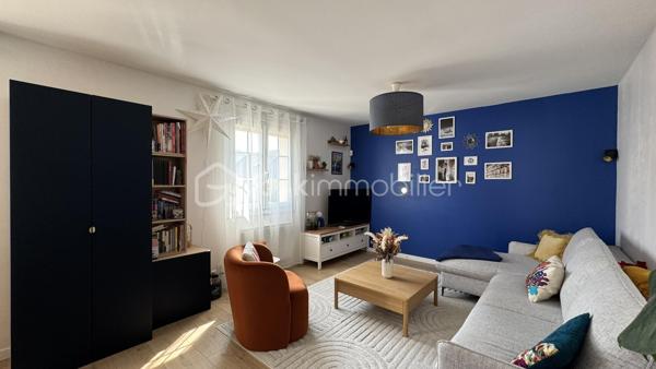 VERTOU/BEAUTOUR, côté Bourdonnières : Maison d’env. 115m² habitables, au calme, au sein d’un quartier pavillonnaire, à proximité de toutes commodités (écoles primaires, collèges, lycées), transports (busway 4 Bourdonnières et Joliverie à 8/10mn à pied, bus 30, 42, 172). Promenades sur les bords de Sèvre à 15mn à pied.

Cette maison à étage comprend :

Au rez-de-chaussée : 
_Une vaste entrée avec un grand placard [12,37m²]
_Une grande chambre équipée d’un placard et d’une salle d’eau [14,64m²]
_Des toilettes séparées [1,08m²]
_Une cuisine d’été avec un coin buanderie [7,51m²]

A l’étage : Vous entrerez dans un espace traversant et très lumineux, avec un salon-séjour d’environ 30m², et une cuisine entièrement aménagée et équipée semi-ouverte sur la pièce à vivre. Vous accéderez par un couloir desservant les 3 chambres dont une équipée d’un grand placard (env 10m², 11m² et 13,5m²), la salle de bain et les toilettes.
Un 1er étage très accueillant avec une belle luminosité tout au long de la journée.

En annexe et attenant à la maison, vous bénéficieriez d’un très grand garage d’env. 55m², surface très intéressante pour un artisan indépendant ayant besoin d’une surface de stockage ou avoir son atelier (plus de photos disponibles sur demande). Les extérieurs ont été conçus afin de pouvoir garer une camionnette (ou petit camion de chantier) sur la parcelle, équipé d'un portail motorisé avec son ouverture de 6,50m. L’emplacement peut également correspondre à un camping-car.

Cette maison est édifiée sur une parcelle de 500m², exposée sud ouest et entièrement clôturée, avec une très grande terrasse de 60m², équipée de nombreux branchements et éclairages, un bel espace jardin, et enfin, un abri de jardin de 10m².

De nombreux travaux ont été réalisés ces dernières années avec un rafraîchissement total, sols et murs sur l'ensemble de la maison, nouvelle cuisine et nouvelle salle de bain. Au rez-de-chaussée, création d'une cuisine d'été et optimisation de la chambre en créant une salle d'eau. Côté extérieur, l'ensemble des espaces ont été repris ou créés pour plus de praticité et de confort au quotidien.

Une maison sans aucuns travaux à prévoir, avec un DPE C, aux portes de Nantes, n’hésitez plus !