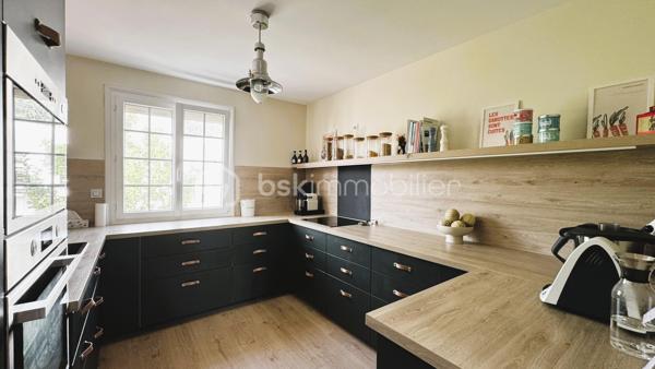 VERTOU/BEAUTOUR, côté Bourdonnières : Maison d’env. 115m² habitables, au calme, au sein d’un quartier pavillonnaire, à proximité de toutes commodités (écoles primaires, collèges, lycées), transports (busway 4 Bourdonnières et Joliverie à 8/10mn à pied, bus 30, 42, 172). Promenades sur les bords de Sèvre à 15mn à pied.

Cette maison à étage comprend :

Au rez-de-chaussée : 
_Une vaste entrée avec un grand placard [12,37m²]
_Une grande chambre équipée d’un placard et d’une salle d’eau [14,64m²]
_Des toilettes séparées [1,08m²]
_Une cuisine d’été avec un coin buanderie [7,51m²]

A l’étage : Vous entrerez dans un espace traversant et très lumineux, avec un salon-séjour d’environ 30m², et une cuisine entièrement aménagée et équipée semi-ouverte sur la pièce à vivre. Vous accéderez par un couloir desservant les 3 chambres dont une équipée d’un grand placard (env 10m², 11m² et 13,5m²), la salle de bain et les toilettes.
Un 1er étage très accueillant avec une belle luminosité tout au long de la journée.

En annexe et attenant à la maison, vous bénéficieriez d’un très grand garage d’env. 55m², surface très intéressante pour un artisan indépendant ayant besoin d’une surface de stockage ou avoir son atelier (plus de photos disponibles sur demande). Les extérieurs ont été conçus afin de pouvoir garer une camionnette (ou petit camion de chantier) sur la parcelle, équipé d'un portail motorisé avec son ouverture de 6,50m. L’emplacement peut également correspondre à un camping-car.

Cette maison est édifiée sur une parcelle de 500m², exposée sud ouest et entièrement clôturée, avec une très grande terrasse de 60m², équipée de nombreux branchements et éclairages, un bel espace jardin, et enfin, un abri de jardin de 10m².

De nombreux travaux ont été réalisés ces dernières années avec un rafraîchissement total, sols et murs sur l'ensemble de la maison, nouvelle cuisine et nouvelle salle de bain. Au rez-de-chaussée, création d'une cuisine d'été et optimisation de la chambre en créant une salle d'eau. Côté extérieur, l'ensemble des espaces ont été repris ou créés pour plus de praticité et de confort au quotidien.

Une maison sans aucuns travaux à prévoir, avec un DPE C, aux portes de Nantes, n’hésitez plus !