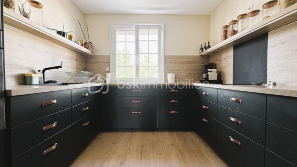 VERTOU/BEAUTOUR, côté Bourdonnières : Maison d’env. 115m² habitables, au calme, au sein d’un quartier pavillonnaire, à proximité de toutes commodités (écoles primaires, collèges, lycées), transports (busway 4 Bourdonnières et Joliverie à 8/10mn à pied, bus 30, 42, 172). Promenades sur les bords de Sèvre à 15mn à pied.

Cette maison à étage comprend :

Au rez-de-chaussée : 
_Une vaste entrée avec un grand placard [12,37m²]
_Une grande chambre équipée d’un placard et d’une salle d’eau [14,64m²]
_Des toilettes séparées [1,08m²]
_Une cuisine d’été avec un coin buanderie [7,51m²]

A l’étage : Vous entrerez dans un espace traversant et très lumineux, avec un salon-séjour d’environ 30m², et une cuisine entièrement aménagée et équipée semi-ouverte sur la pièce à vivre. Vous accéderez par un couloir desservant les 3 chambres dont une équipée d’un grand placard (env 10m², 11m² et 13,5m²), la salle de bain et les toilettes.
Un 1er étage très accueillant avec une belle luminosité tout au long de la journée.

En annexe et attenant à la maison, vous bénéficieriez d’un très grand garage d’env. 55m², surface très intéressante pour un artisan indépendant ayant besoin d’une surface de stockage ou avoir son atelier (plus de photos disponibles sur demande). Les extérieurs ont été conçus afin de pouvoir garer une camionnette (ou petit camion de chantier) sur la parcelle, équipé d'un portail motorisé avec son ouverture de 6,50m. L’emplacement peut également correspondre à un camping-car.

Cette maison est édifiée sur une parcelle de 500m², exposée sud ouest et entièrement clôturée, avec une très grande terrasse de 60m², équipée de nombreux branchements et éclairages, un bel espace jardin, et enfin, un abri de jardin de 10m².

De nombreux travaux ont été réalisés ces dernières années avec un rafraîchissement total, sols et murs sur l'ensemble de la maison, nouvelle cuisine et nouvelle salle de bain. Au rez-de-chaussée, création d'une cuisine d'été et optimisation de la chambre en créant une salle d'eau. Côté extérieur, l'ensemble des espaces ont été repris ou créés pour plus de praticité et de confort au quotidien.

Une maison sans aucuns travaux à prévoir, avec un DPE C, aux portes de Nantes, n’hésitez plus !