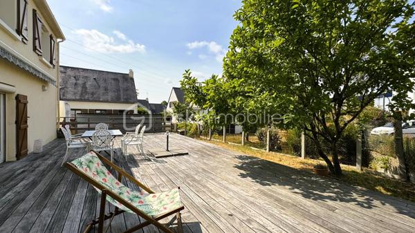 VERTOU/BEAUTOUR, côté Bourdonnières : Maison d’env. 115m² habitables, au calme, au sein d’un quartier pavillonnaire, à proximité de toutes commodités (écoles primaires, collèges, lycées), transports (busway 4 Bourdonnières et Joliverie à 8/10mn à pied, bus 30, 42, 172). Promenades sur les bords de Sèvre à 15mn à pied.

Cette maison à étage comprend :

Au rez-de-chaussée : 
_Une vaste entrée avec un grand placard [12,37m²]
_Une grande chambre équipée d’un placard et d’une salle d’eau [14,64m²]
_Des toilettes séparées [1,08m²]
_Une cuisine d’été avec un coin buanderie [7,51m²]

A l’étage : Vous entrerez dans un espace traversant et très lumineux, avec un salon-séjour d’environ 30m², et une cuisine entièrement aménagée et équipée semi-ouverte sur la pièce à vivre. Vous accéderez par un couloir desservant les 3 chambres dont une équipée d’un grand placard (env 10m², 11m² et 13,5m²), la salle de bain et les toilettes.
Un 1er étage très accueillant avec une belle luminosité tout au long de la journée.

En annexe et attenant à la maison, vous bénéficieriez d’un très grand garage d’env. 55m², surface très intéressante pour un artisan indépendant ayant besoin d’une surface de stockage ou avoir son atelier (plus de photos disponibles sur demande). Les extérieurs ont été conçus afin de pouvoir garer une camionnette (ou petit camion de chantier) sur la parcelle, équipé d'un portail motorisé avec son ouverture de 6,50m. L’emplacement peut également correspondre à un camping-car.

Cette maison est édifiée sur une parcelle de 500m², exposée sud ouest et entièrement clôturée, avec une très grande terrasse de 60m², équipée de nombreux branchements et éclairages, un bel espace jardin, et enfin, un abri de jardin de 10m².

De nombreux travaux ont été réalisés ces dernières années avec un rafraîchissement total, sols et murs sur l'ensemble de la maison, nouvelle cuisine et nouvelle salle de bain. Au rez-de-chaussée, création d'une cuisine d'été et optimisation de la chambre en créant une salle d'eau. Côté extérieur, l'ensemble des espaces ont été repris ou créés pour plus de praticité et de confort au quotidien.

Une maison sans aucuns travaux à prévoir, avec un DPE C, aux portes de Nantes, n’hésitez plus !