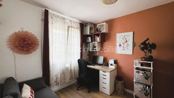 VERTOU/BEAUTOUR, côté Bourdonnières : Maison d’env. 115m² habitables, au calme, au sein d’un quartier pavillonnaire, à proximité de toutes commodités (écoles primaires, collèges, lycées), transports (busway 4 Bourdonnières et Joliverie à 8/10mn à pied, bus 30, 42, 172). Promenades sur les bords de Sèvre à 15mn à pied.

Cette maison à étage comprend :

Au rez-de-chaussée : 
_Une vaste entrée avec un grand placard [12,37m²]
_Une grande chambre équipée d’un placard et d’une salle d’eau [14,64m²]
_Des toilettes séparées [1,08m²]
_Une cuisine d’été avec un coin buanderie [7,51m²]

A l’étage : Vous entrerez dans un espace traversant et très lumineux, avec un salon-séjour d’environ 30m², et une cuisine entièrement aménagée et équipée semi-ouverte sur la pièce à vivre. Vous accéderez par un couloir desservant les 3 chambres dont une équipée d’un grand placard (env 10m², 11m² et 13,5m²), la salle de bain et les toilettes.
Un 1er étage très accueillant avec une belle luminosité tout au long de la journée.

En annexe et attenant à la maison, vous bénéficieriez d’un très grand garage d’env. 55m², surface très intéressante pour un artisan indépendant ayant besoin d’une surface de stockage ou avoir son atelier (plus de photos disponibles sur demande). Les extérieurs ont été conçus afin de pouvoir garer une camionnette (ou petit camion de chantier) sur la parcelle, équipé d'un portail motorisé avec son ouverture de 6,50m. L’emplacement peut également correspondre à un camping-car.

Cette maison est édifiée sur une parcelle de 500m², exposée sud ouest et entièrement clôturée, avec une très grande terrasse de 60m², équipée de nombreux branchements et éclairages, un bel espace jardin, et enfin, un abri de jardin de 10m².

De nombreux travaux ont été réalisés ces dernières années avec un rafraîchissement total, sols et murs sur l'ensemble de la maison, nouvelle cuisine et nouvelle salle de bain. Au rez-de-chaussée, création d'une cuisine d'été et optimisation de la chambre en créant une salle d'eau. Côté extérieur, l'ensemble des espaces ont été repris ou créés pour plus de praticité et de confort au quotidien.

Une maison sans aucuns travaux à prévoir, avec un DPE C, aux portes de Nantes, n’hésitez plus !