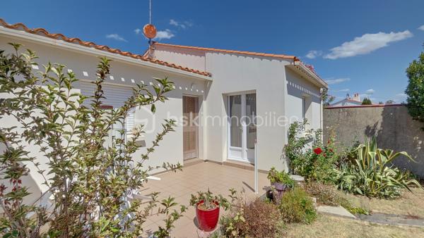 Maison individuelle située en plein centre  de Brétignolles sur Mer, avec accès à tous les commerces et commodités à pied, de 75 m² habitables environ, comprenant deux chambres, une cuisine, un séjour, un wc séparé,  une petite terrasse devant avec jardinet orienté sud, deux grands garages et trois places de stationnement devant.