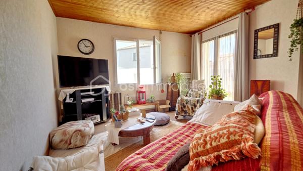 Maison individuelle située en plein centre  de Brétignolles sur Mer, avec accès à tous les commerces et commodités à pied, de 75 m² habitables environ, comprenant deux chambres, une cuisine, un séjour, un wc séparé,  une petite terrasse devant avec jardinet orienté sud, deux grands garages et trois places de stationnement devant.
