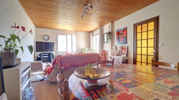 Maison individuelle située en plein centre  de Brétignolles sur Mer, avec accès à tous les commerces et commodités à pied, de 75 m² habitables environ, comprenant deux chambres, une cuisine, un séjour, un wc séparé,  une petite terrasse devant avec jardinet orienté sud, deux grands garages et trois places de stationnement devant.