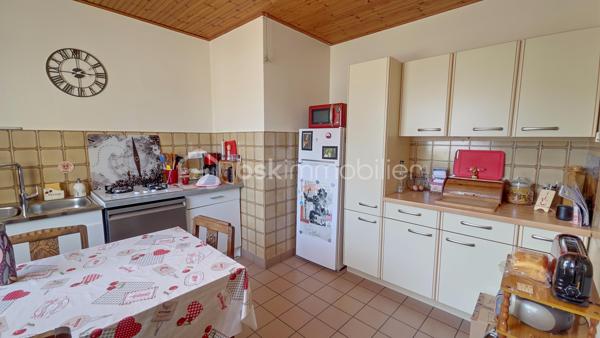 Maison individuelle située en plein centre  de Brétignolles sur Mer, avec accès à tous les commerces et commodités à pied, de 75 m² habitables environ, comprenant deux chambres, une cuisine, un séjour, un wc séparé,  une petite terrasse devant avec jardinet orienté sud, deux grands garages et trois places de stationnement devant.