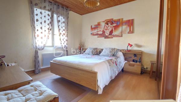 Maison individuelle située en plein centre  de Brétignolles sur Mer, avec accès à tous les commerces et commodités à pied, de 75 m² habitables environ, comprenant deux chambres, une cuisine, un séjour, un wc séparé,  une petite terrasse devant avec jardinet orienté sud, deux grands garages et trois places de stationnement devant.