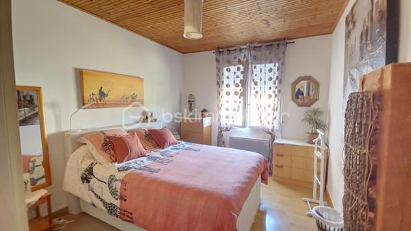 Maison individuelle située en plein centre  de Brétignolles sur Mer, avec accès à tous les commerces et commodités à pied, de 75 m² habitables environ, comprenant deux chambres, une cuisine, un séjour, un wc séparé,  une petite terrasse devant avec jardinet orienté sud, deux grands garages et trois places de stationnement devant.