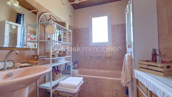 Maison individuelle située en plein centre  de Brétignolles sur Mer, avec accès à tous les commerces et commodités à pied, de 75 m² habitables environ, comprenant deux chambres, une cuisine, un séjour, un wc séparé,  une petite terrasse devant avec jardinet orienté sud, deux grands garages et trois places de stationnement devant.