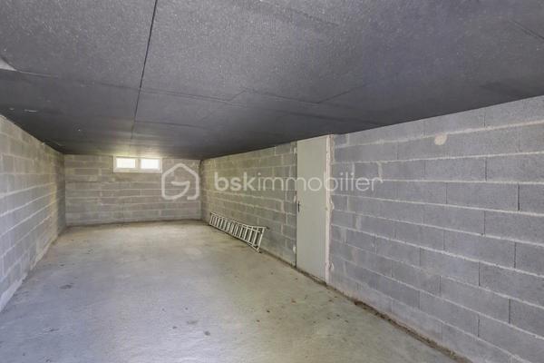 Maison individuelle située en plein centre  de Brétignolles sur Mer, avec accès à tous les commerces et commodités à pied, de 75 m² habitables environ, comprenant deux chambres, une cuisine, un séjour, un wc séparé,  une petite terrasse devant avec jardinet orienté sud, deux grands garages et trois places de stationnement devant.