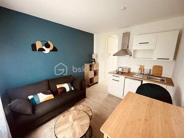 Au calme, dans une petite copropriété à faibles charges, retrouvez ce studio entièrement rénové, vendu meublé. Chauffage électrique. 
Idéal investisseur ou premier achat !