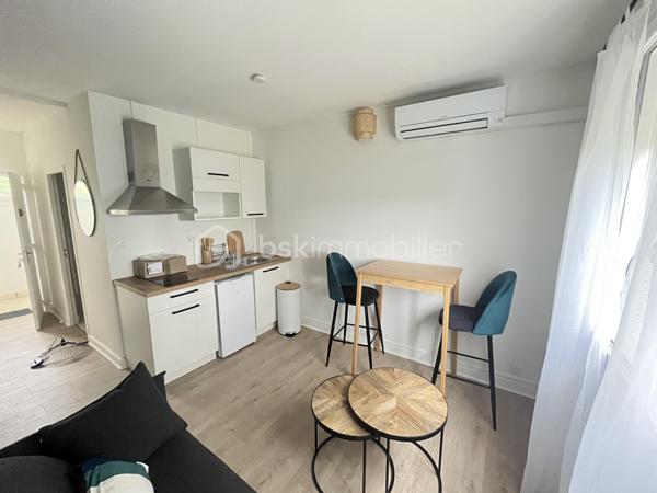 Au calme, dans une petite copropriété à faibles charges, retrouvez ce studio entièrement rénové, vendu meublé. Chauffage électrique. 
Idéal investisseur ou premier achat !