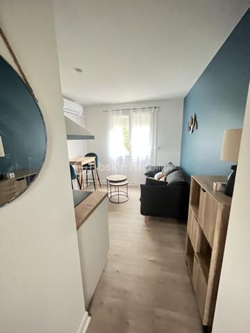 Au calme, dans une petite copropriété à faibles charges, retrouvez ce studio entièrement rénové, vendu meublé. Chauffage électrique. 
Idéal investisseur ou premier achat !