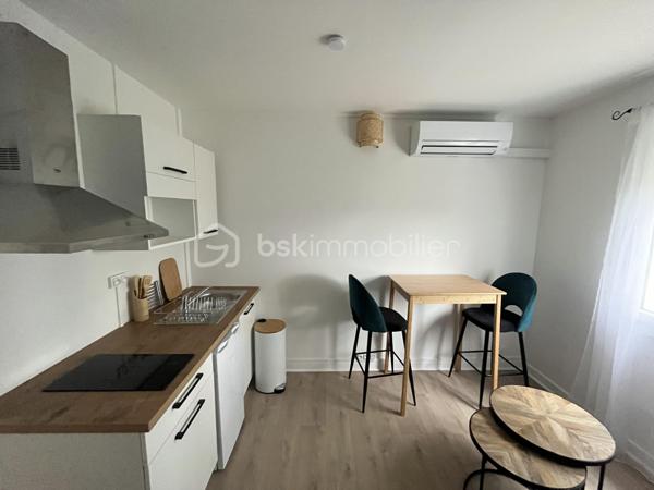 Au calme, dans une petite copropriété à faibles charges, retrouvez ce studio entièrement rénové, vendu meublé. Chauffage électrique. 
Idéal investisseur ou premier achat !