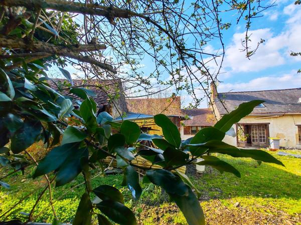 Au coeur d'un petit hameau, maison de campagne, ses dépendances et son terrain.