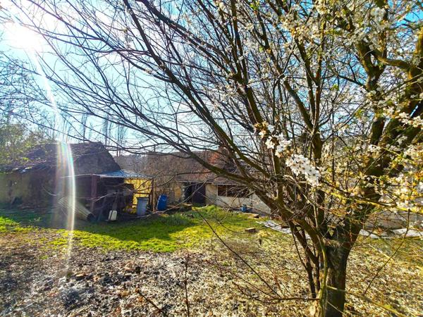 Au coeur d'un petit hameau, maison de campagne, ses dépendances et son terrain.